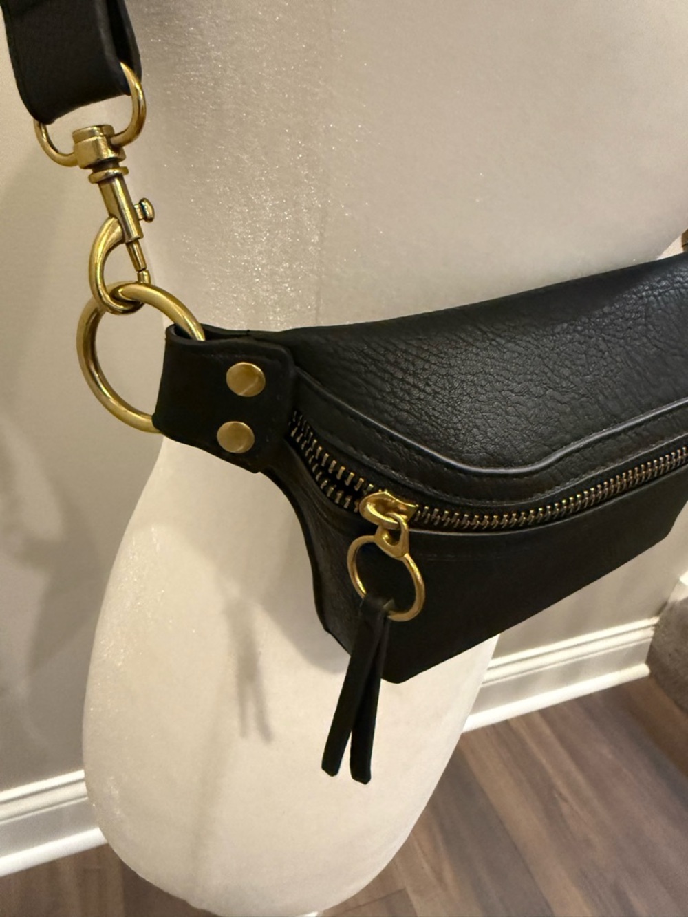 Universal Thread Black Belt Bag Crossbody - Picture 7 of 8